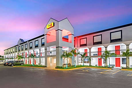 Super 8 by Wyndham Orlando Near Florida Mall