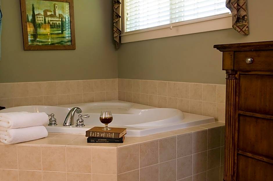 Photo 1 of 6 of 1 Queen Bed, Jetted Tub