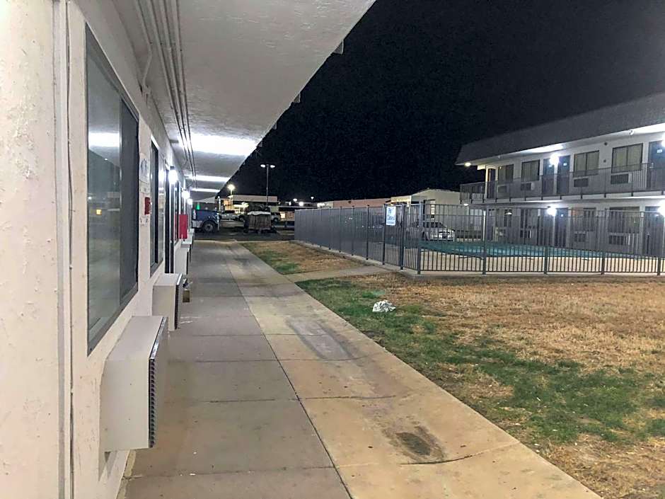 Studio 6 Wichita, KS - Airport