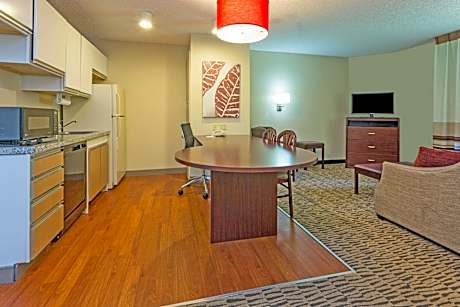 1 Queen Bed Suite Nonsmoking Accessible
