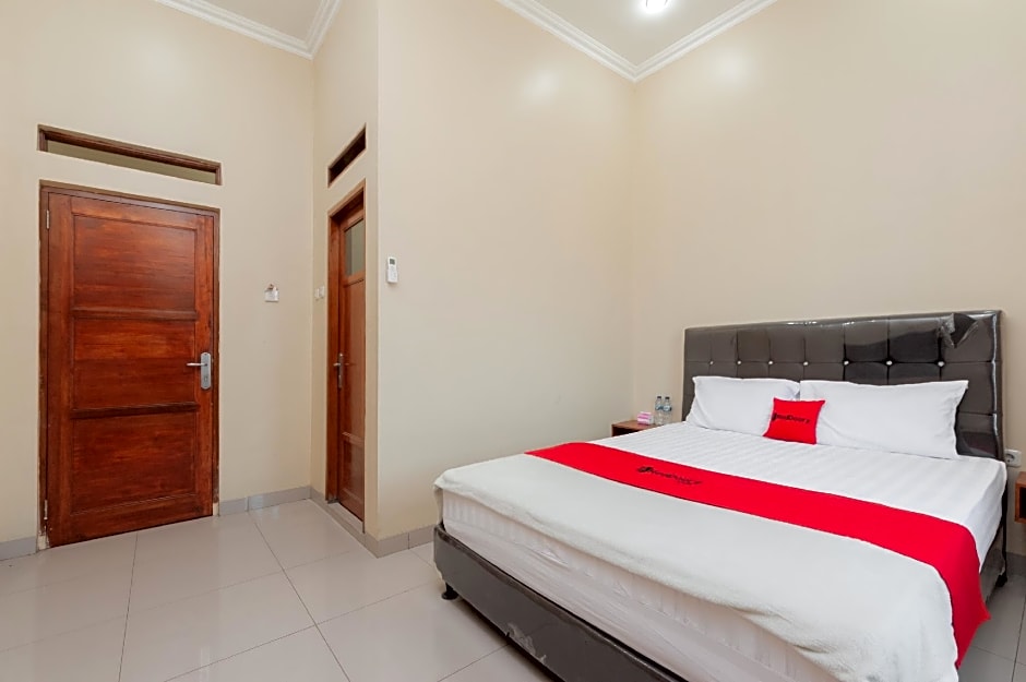 RedDoorz Syariah near Lemahabang Station