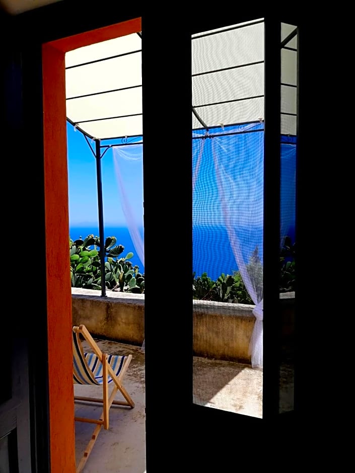 Alicudi Giardino dei Carrubi- al gradino 365