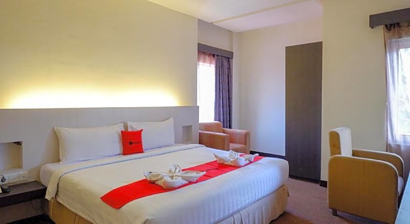 RedDoorz Plus near Hotel Benua Kendari
