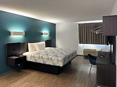 Deluxe King Room - Non-Smoking