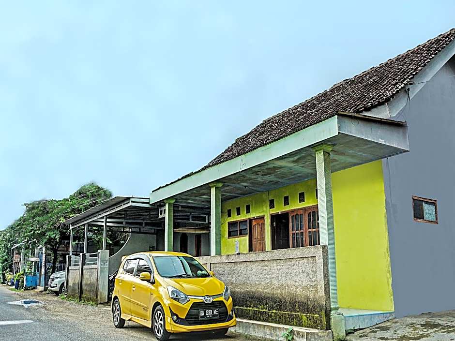 OYO Life 92222 Sahabat Kost Syariah Pacitan