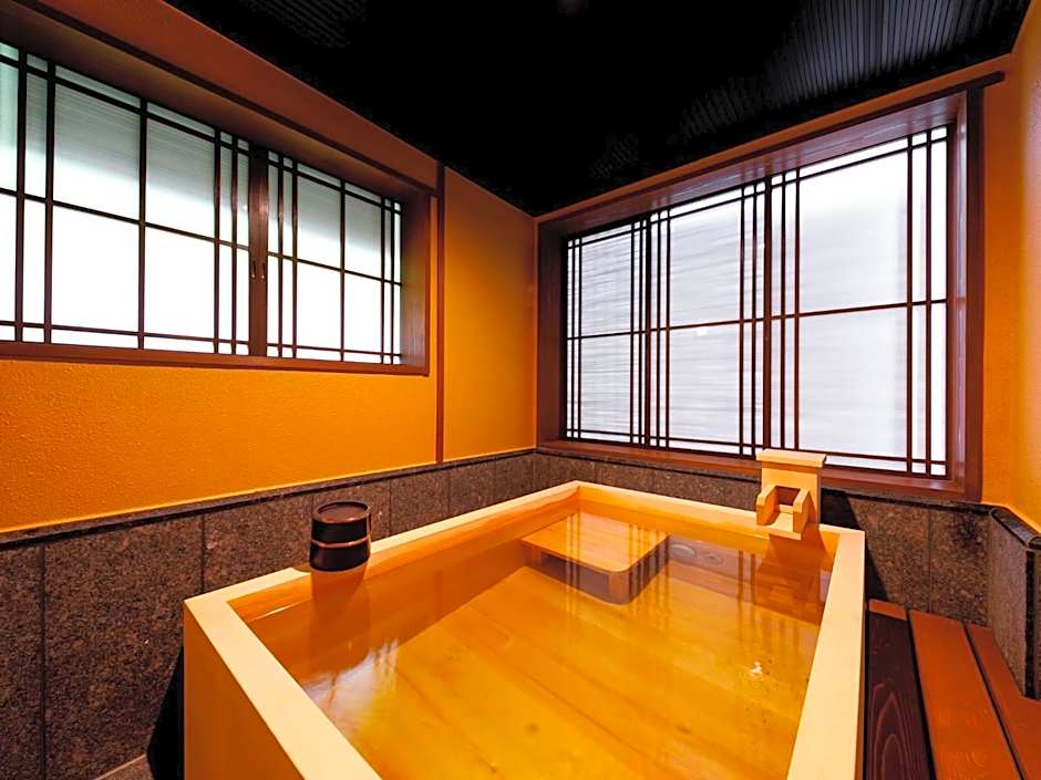 Kanazawa Yuwaku Onsen Kokarian