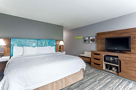 2 Queens Hearing Accessible Nonsmoking