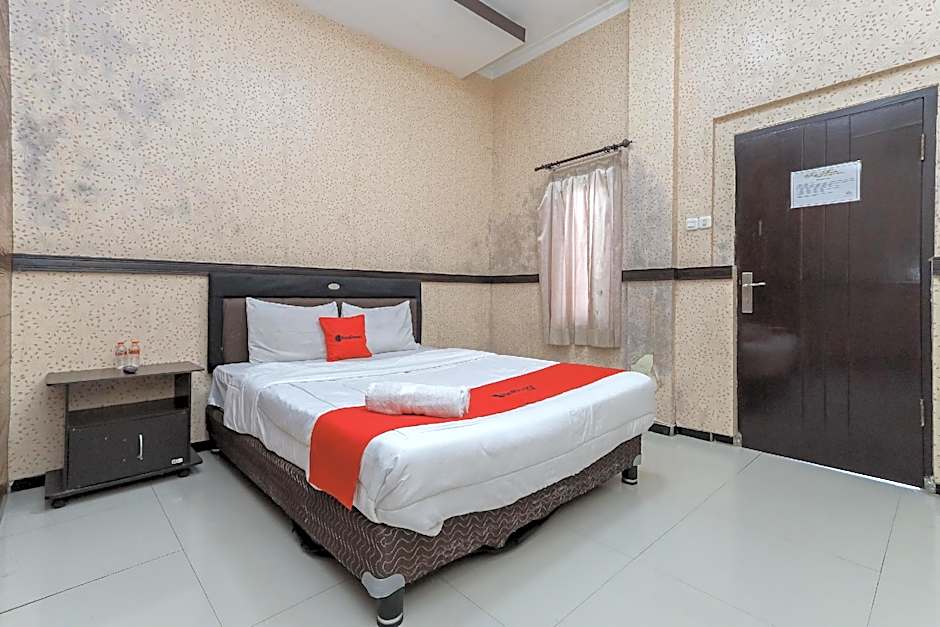 RedDoorz Plus near Museum Angkut Batu 4