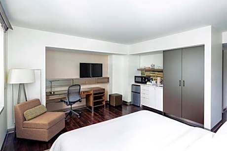 Traditional King Room with Roll-in Shower - Mobility Accessible