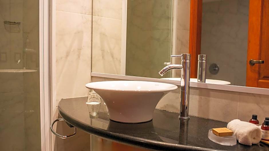 Alma Del Lago Suites & Spa