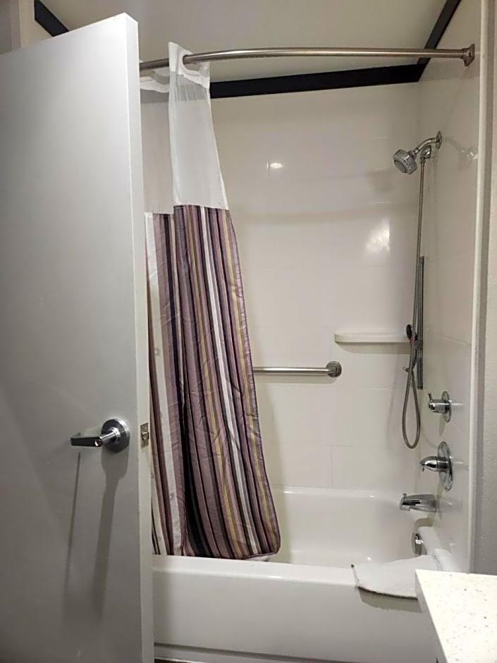 La Quinta Inn & Suites by Wyndham Dallas Grand Prairie North