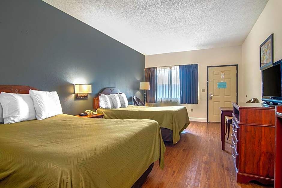 Econo Lodge Inn & Suites
