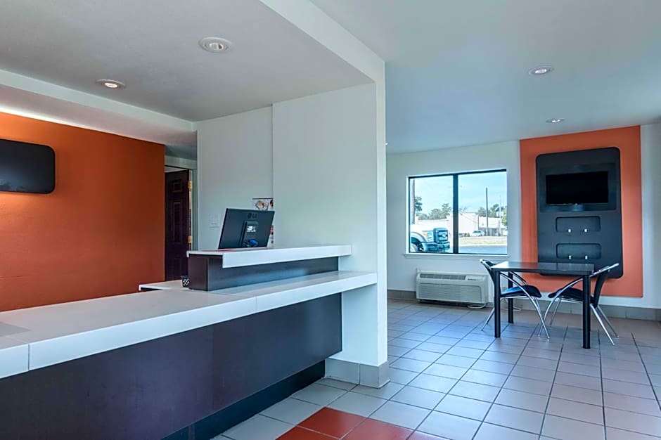 Motel 6-Texarkana, AR