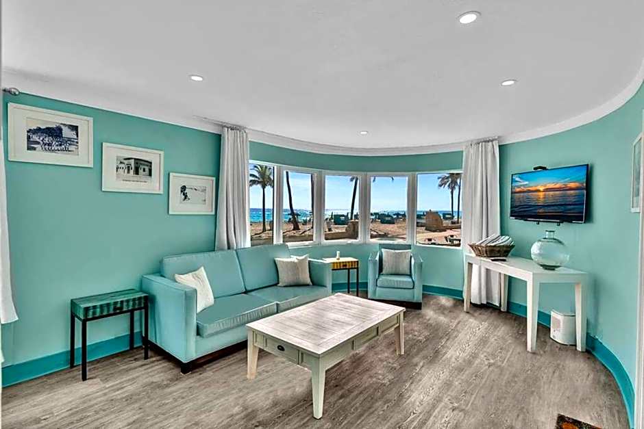 Panoramic beachfront Suite