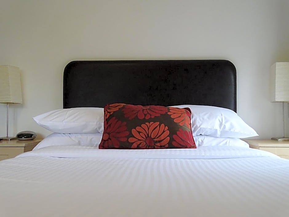 OYO White Horse Hotel