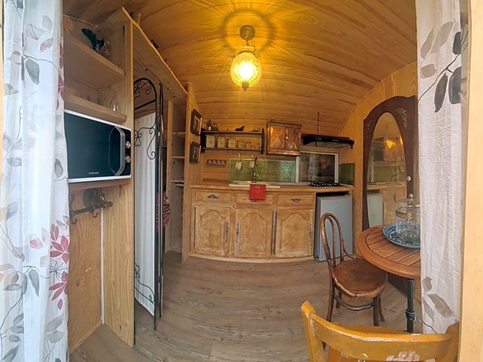 La roulotte au coeur du maquis