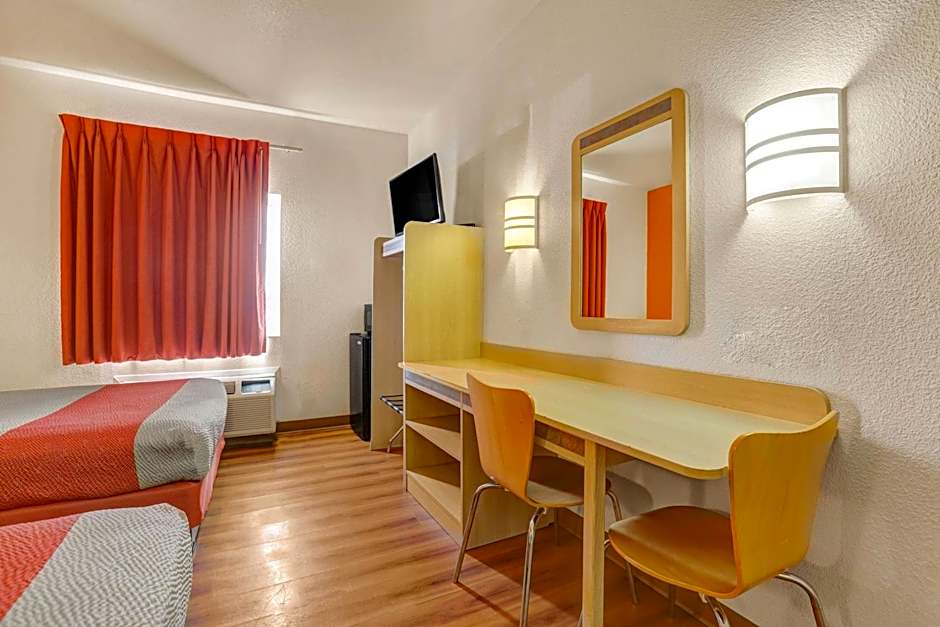 Howard Johnson by Wyndham Lemoore