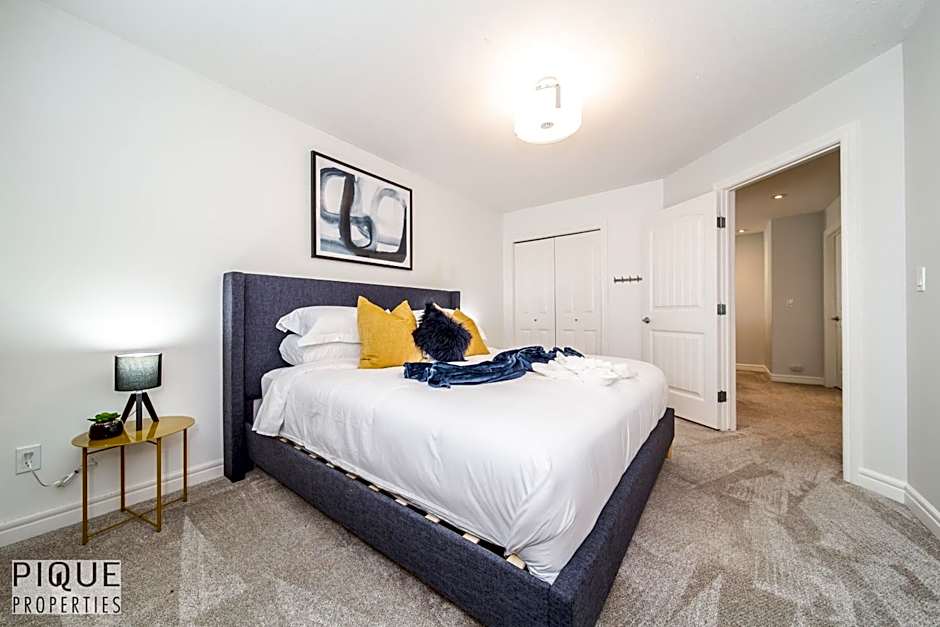 LUXURIOUS 6 Bed Home I Fireplace I near Sports Park I with Double Garage & Fast WiFi!