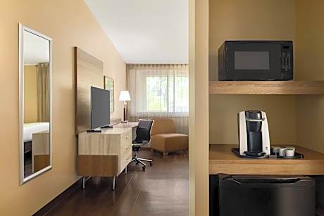 Room with King Bed and 1 Queen Bed, Nonsmoking