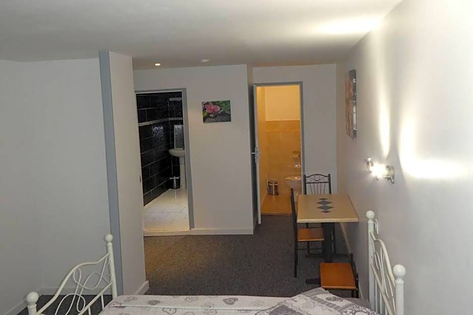 eTANIT ! Parking VélO, Etape Bicycle - 1mn a toute Connection Bus,Train et Aéroport - Calme Plein Centre de Beziers pour visiter,manger - Chambres Climatisées, Spacieuses Amenagees pour Singles, Couple, et ou Familles - Consigne et Petit Dej en plus