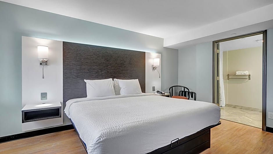 Days Inn & Suites by Wyndham Niagara Falls/Buffalo