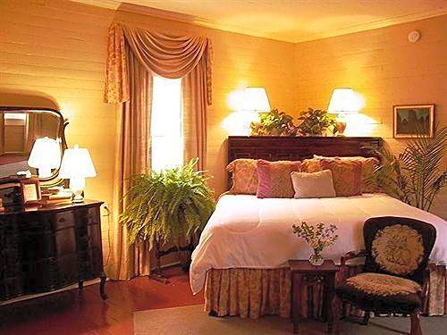 Rothschild-Pound House Inn