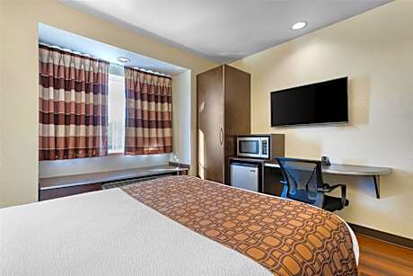 Queen Room with mobility Accessible Tub