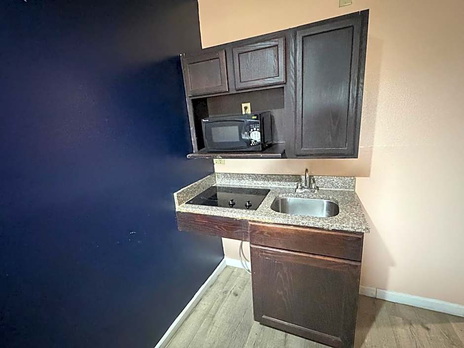 Paradise Inn & Suites