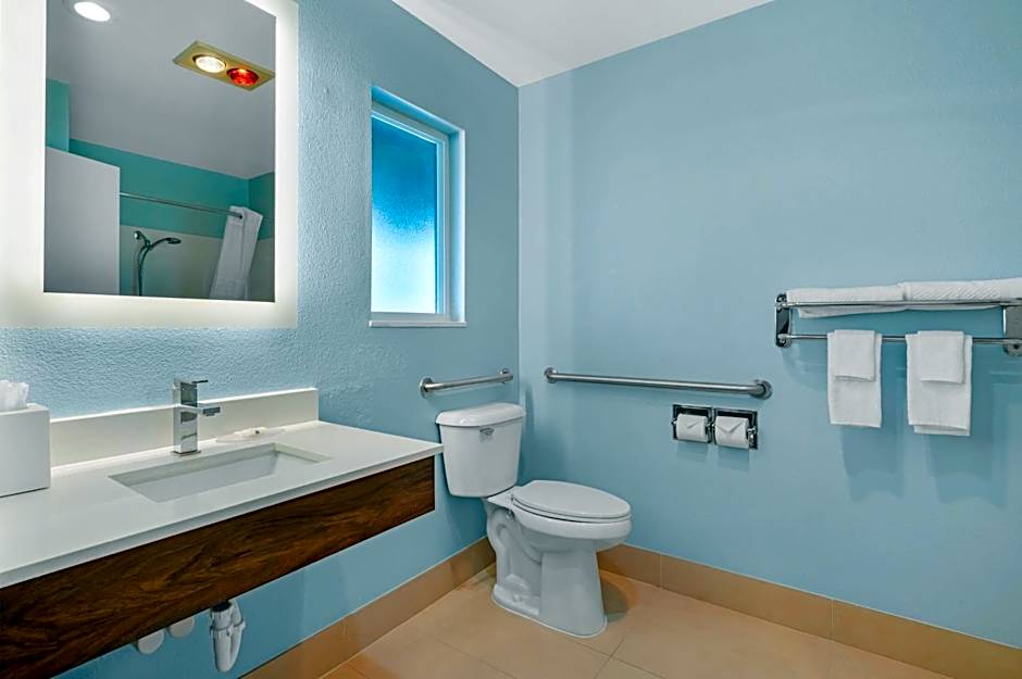 Quality Inn & Suites At Coos Bay