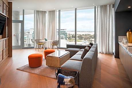 Brilliance Suite, 1 Bedroom Vice Presidential Suite, 1 King, Partial bay view, Corner room