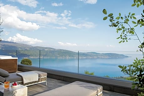 Luxury Suite with Jacuzzi and Lake View