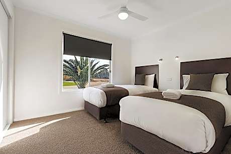 Deluxe 3 Bedroom Cabin - Sleeps 6