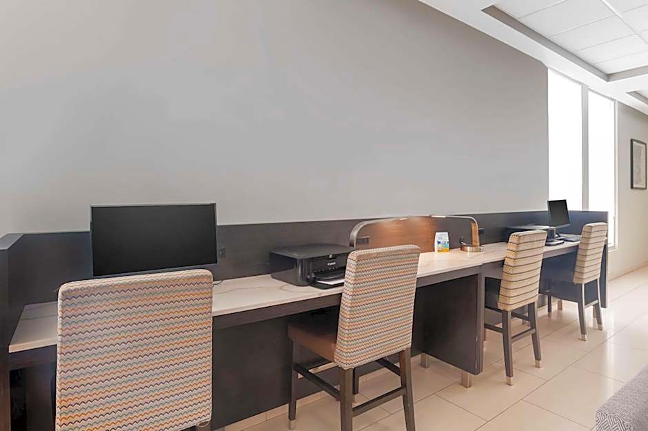 Best Western Plus Commerce Hotel