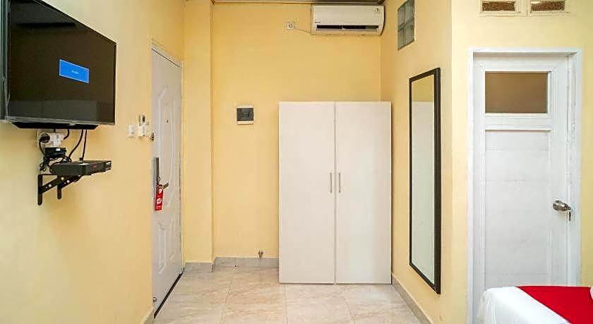 RedDoorz Plus Syariah near Pasar Turi