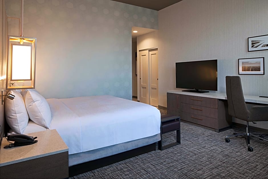 Photo 1 of 5 of Deluxe 1 King Bed, Hearing/Mobility Accessible, Bathtub