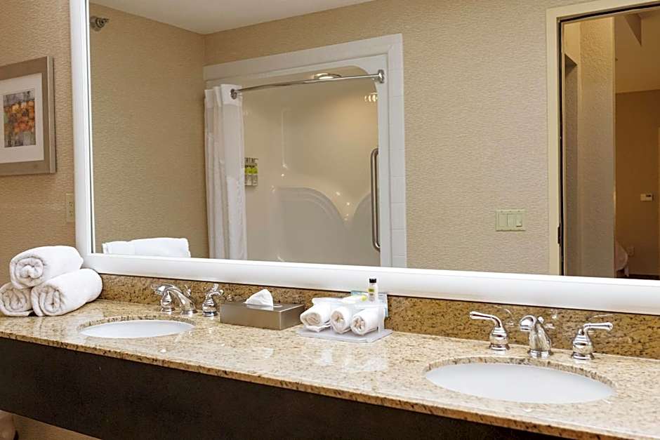 Holiday Inn Express & Suites - Olathe North By IHG