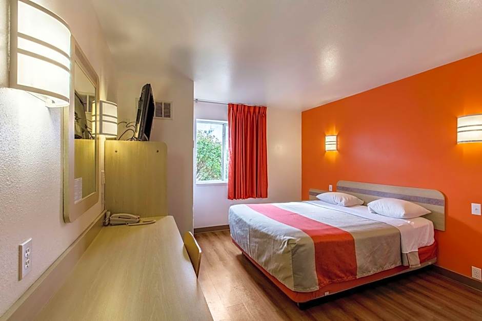 Motel 6-Baraboo, WI - Lake Delton-Wisconsin Dells