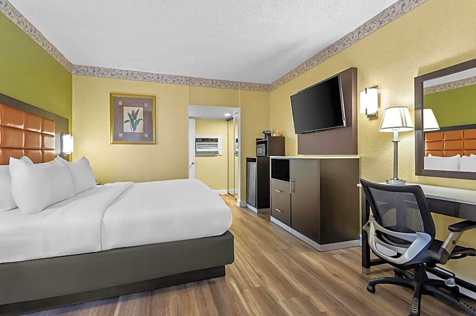 Quality Inn Airport - Cruise Port