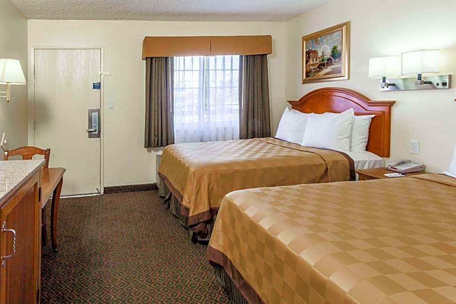 Travelodge by Wyndham Fullerton Near Anaheim