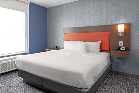 King Studio with Roll-In Shower - Disability Access/Non-Smoking