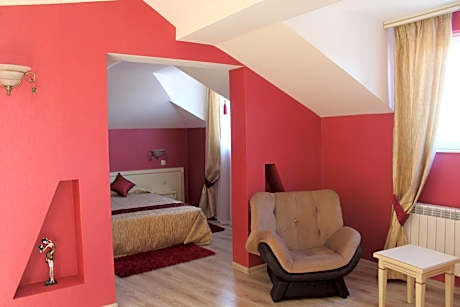 Deluxe One-Bedroom Apartment (2 Adults + 2 Children)