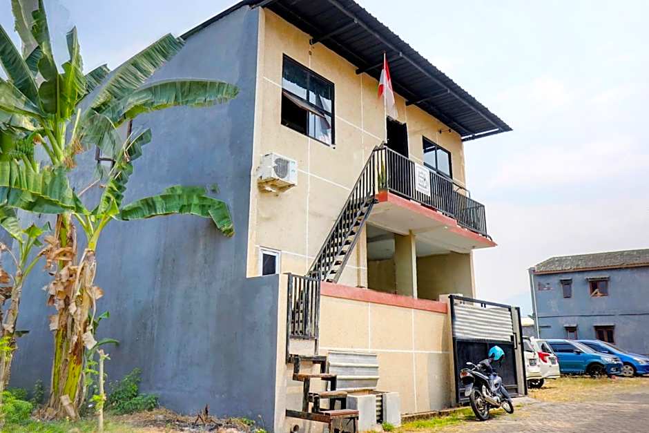 OYO Life 92922 Kost Bu Mala 1 Syariah