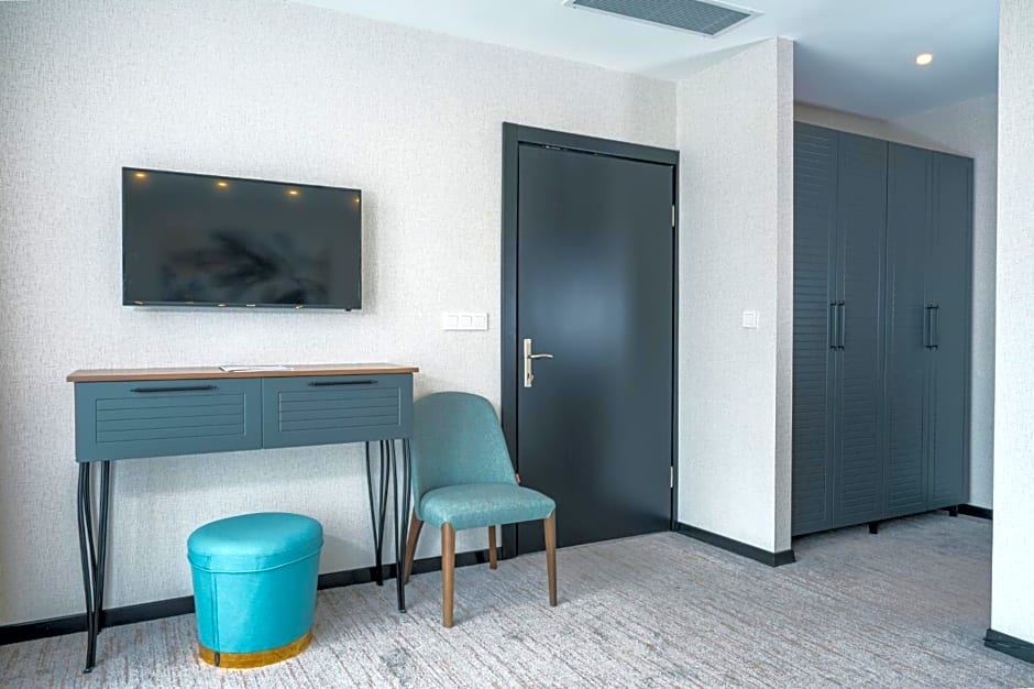 Leo Suites