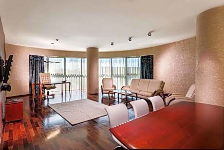 Presidential Suite Sep Living Room W/ Dining Table/sound System 121 Sqm/sauna/jacuzzi/walkin Closet/