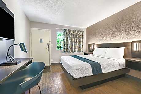 1 Queen Bed | Premium, Micfridge