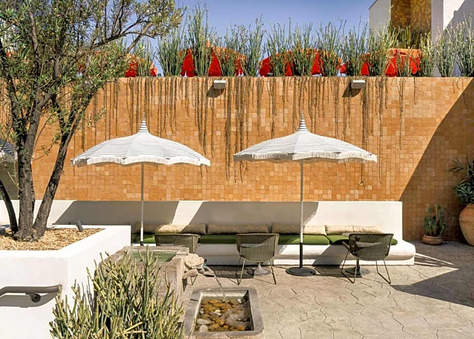 Silver Lake Pool & Inn