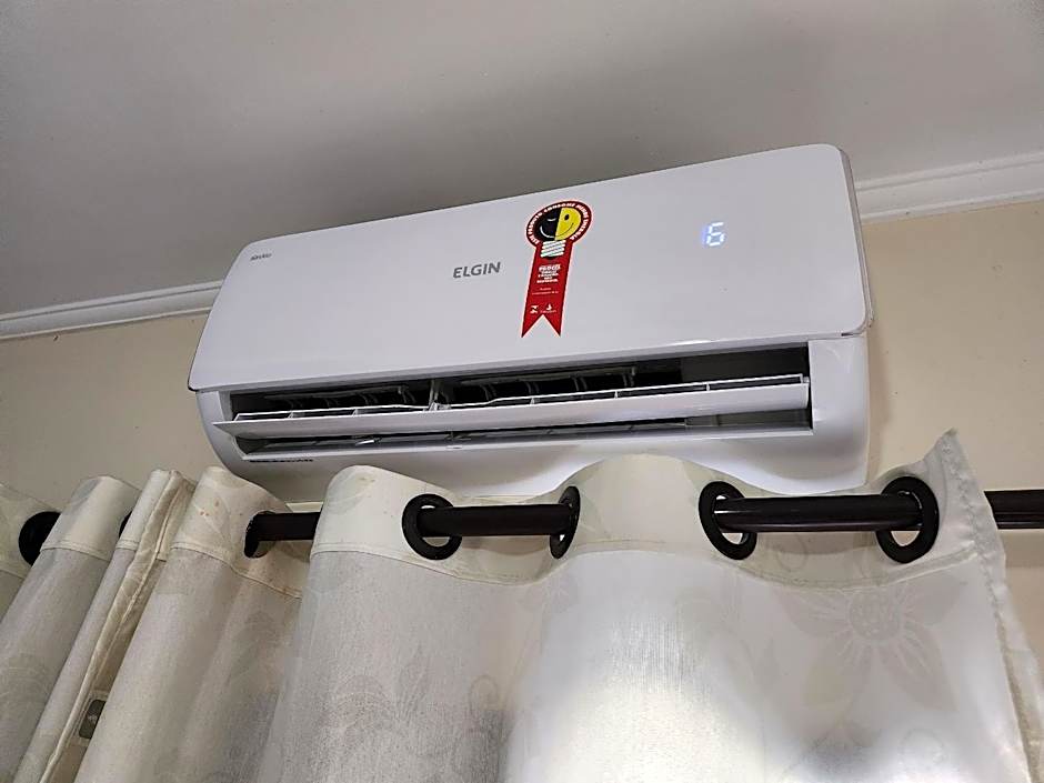 Lindo Flat Capitania Varam , WI FI , 2 aparelhos de ar condicionado , serviço de praia , enorme sacada com vista ao mar e telas de proteção para as crianças , 3 piscinas