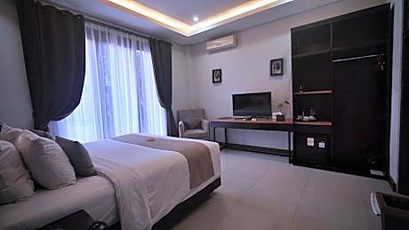 Deluxe Pool View with Signature Massage