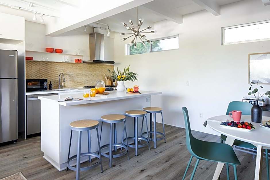 The Wesley by AvantStay Mid-Century Modern Oasis with Pool