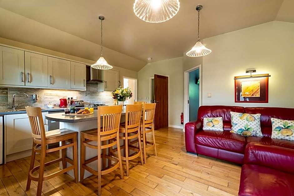 Tor Farm Lodges - Private Hot Tubs, Shared Seasonal Outdoor Pool, Dog Friendly